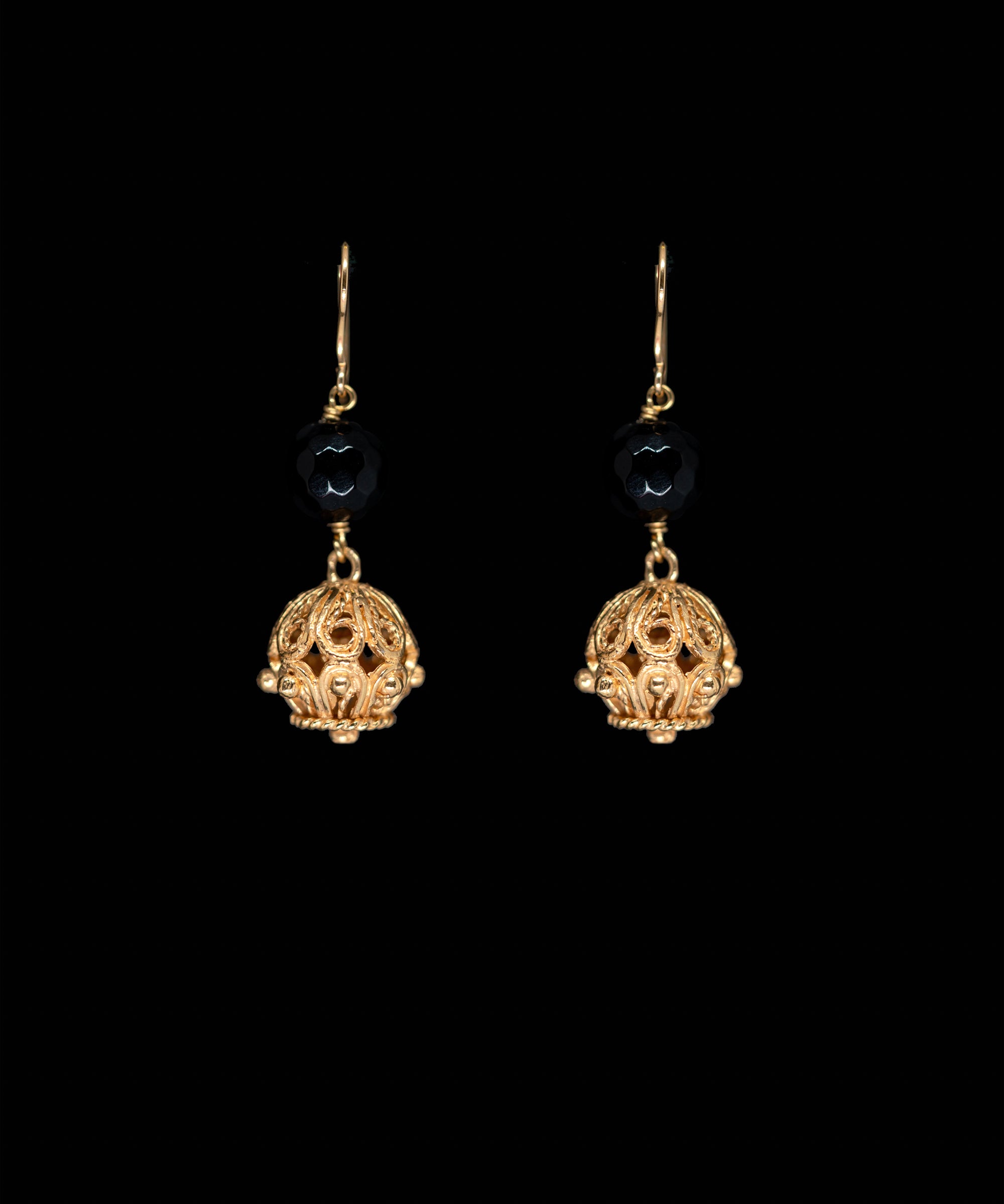 Jupetí Sphere Earrings with a gemstone