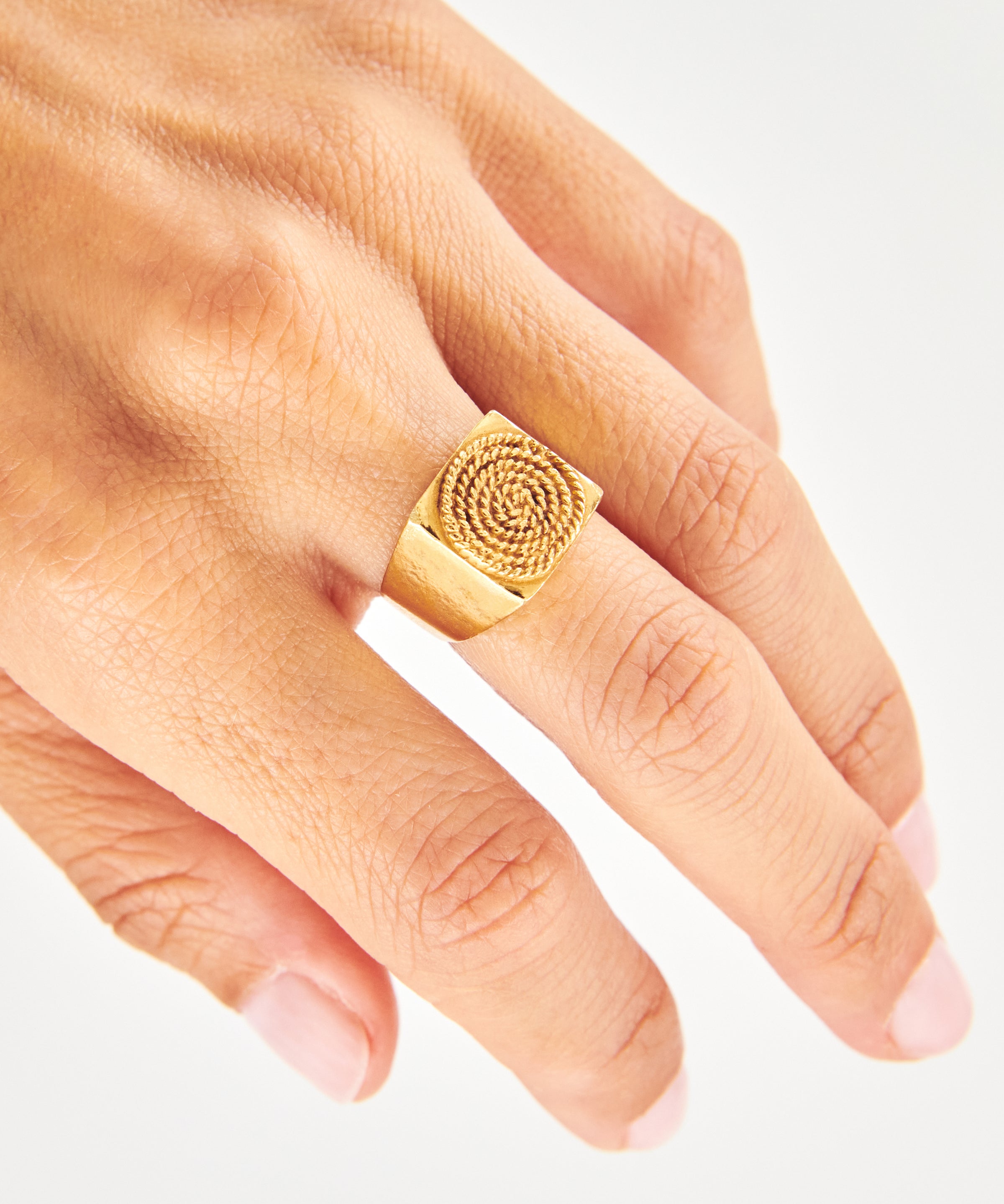 Joven Dolores Squared Signet Ring